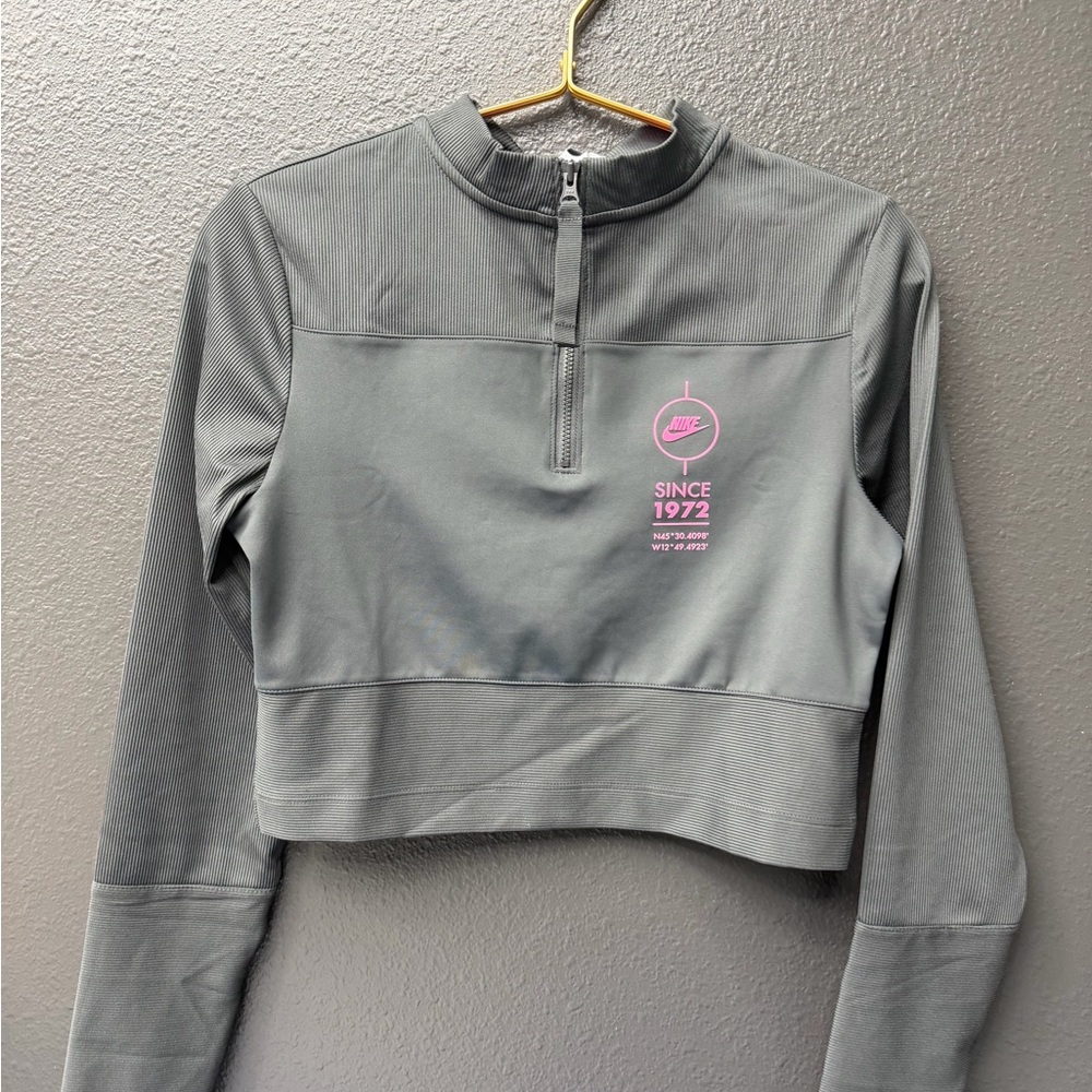 Nike Women's Gray and Pink Crop Top